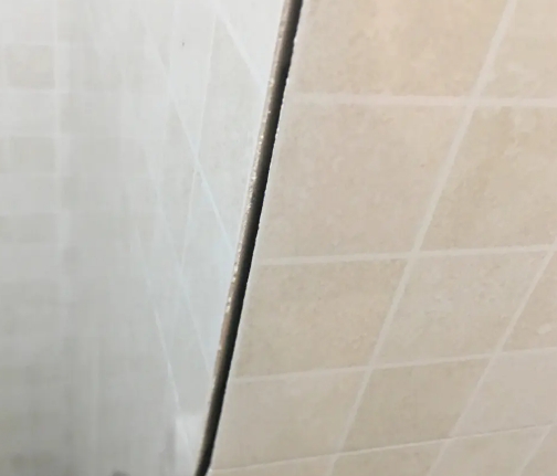 新城瓷砖空鼓维修公司分享阳台瓷砖脱落的修复过程可以分为以下几个步骤