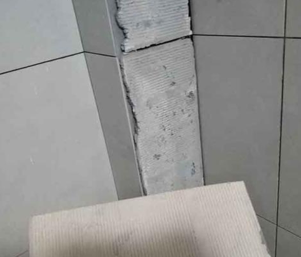 新城瓷砖空鼓维修公司分享下厨房瓷砖脱落的补救措施。